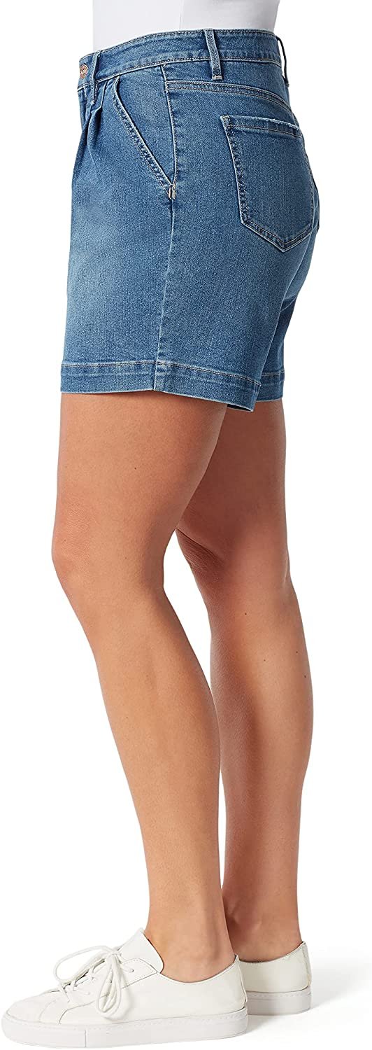 Gloria Vanderbilt Women's High Rise 6" Inseam Pleated Short